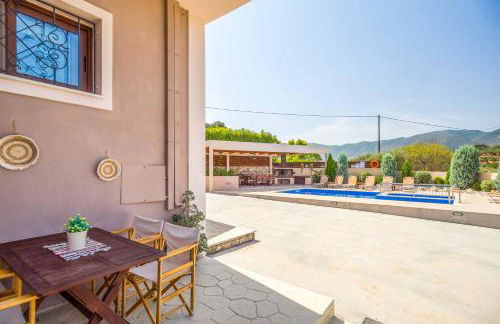 Maggie Alonia - Photo 16