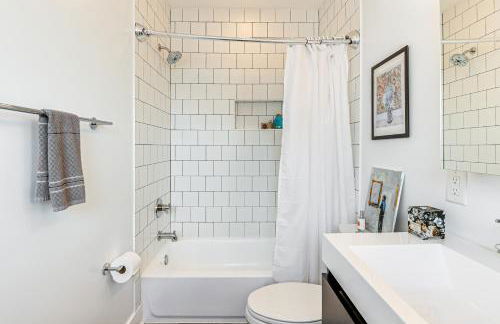 Luxe NW DC Condo with Rooftop Deck 7 Mi to Howard - Foto 13