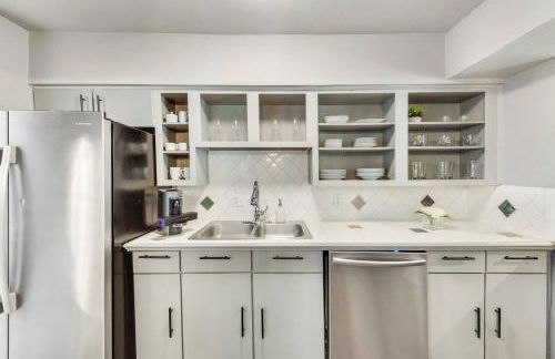 Spacious Dallas 2BR Poolside Escape - Foto 8