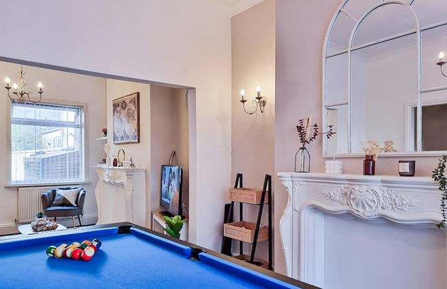 White Cozy House With Pool Table Game Room - Photo 12