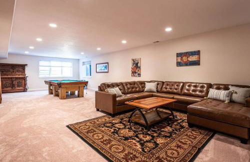 Luxurious 4BR Retreat - Pool Table & Chic Amenities - Photo 3