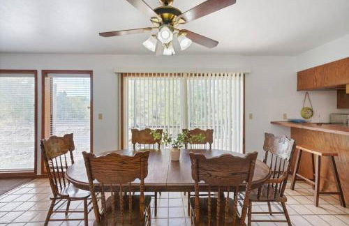 Mountain Home w/ a River in Back - Close to Skiing - Foto 36