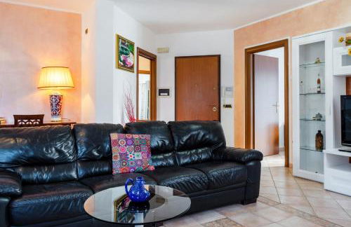 GuestHost - Casa del Giardino Apt with Shared Patio - Photo 10