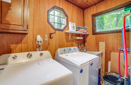 Sawyer Retreat with Fire Pit Less Than 2 Mi to Beaches! - Foto 23