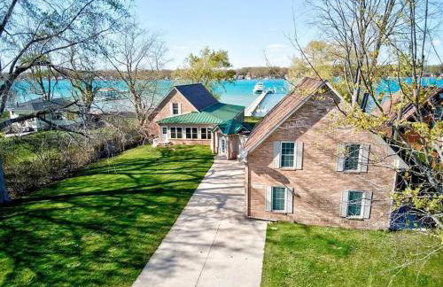 Newer Cottage on the Lake, ample space for boats - Foto 1