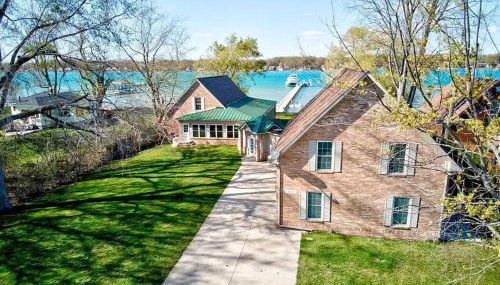 Newer Cottage on the Lake, ample space for boats - Foto 1