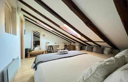 Apartment in monumental square Madrid Center - Photo 29