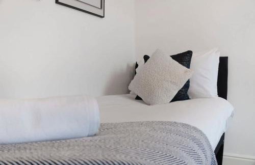 Spacious 4BR on Leafield Rd - Photo 38