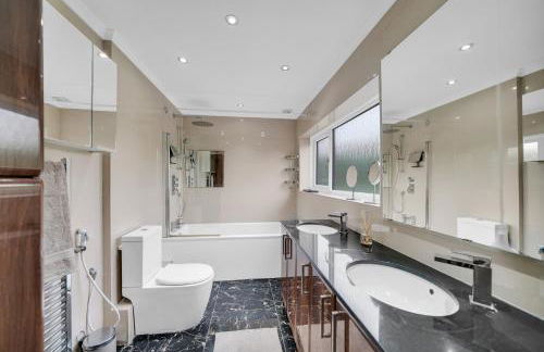 Lux 5 Bed sleeps 11, 10 mins from Wembley Stadium, Jacuzzi and Steam Shower - Photo 37