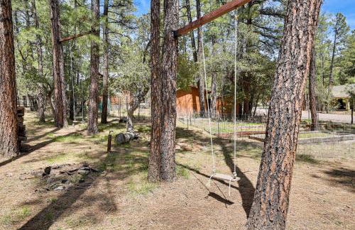 Forest Views and Fire Pit Cozy Pine Cabin - Foto 26