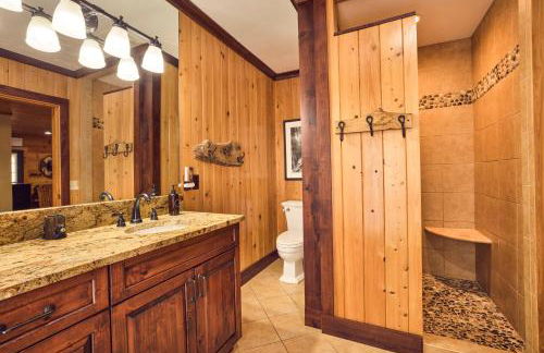 Romantic Penrose Cabin with Pond, Trails and Hot Tub - Foto 15