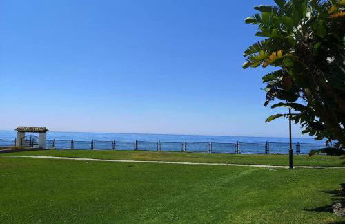 Modern apartment with pool on the beachfront in Marbella by SharingCo - Photo 14