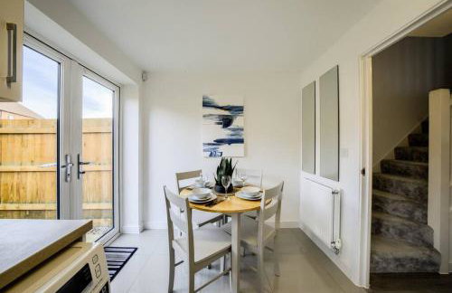 3 BedRoom house, Sleeps 6 with Full Kitchen, Garden and Free Parking - FREE Wi-Fi near Milton Keynes Bowl - Foto 38