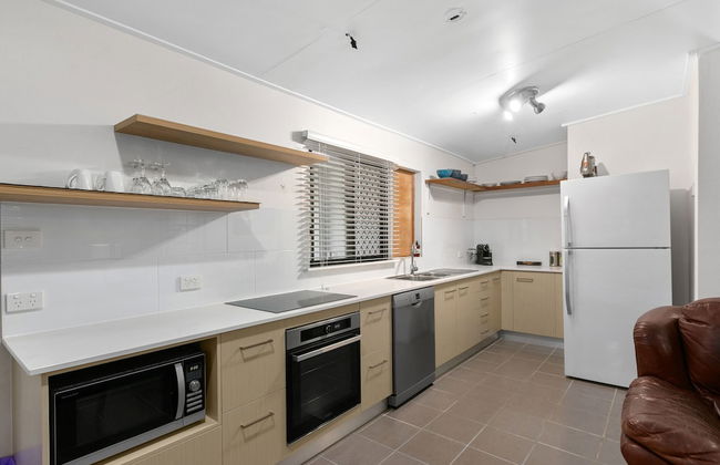 Tropical 3 Bedroom House, Pool plus 4th Bedroom Bungalow - Photo 9