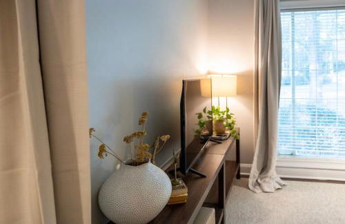 Sink into the Luxe Corner Tub at an Upscale, Spacious Home - Foto 20