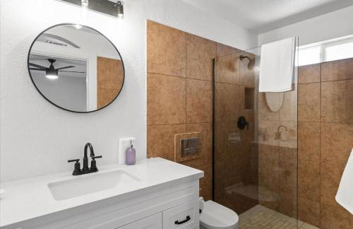 Backyard Oasis Heated Pool Game Room Gazebo - Foto 44