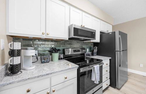 Newly Renovated Condo with Beach access steps away - Foto 20