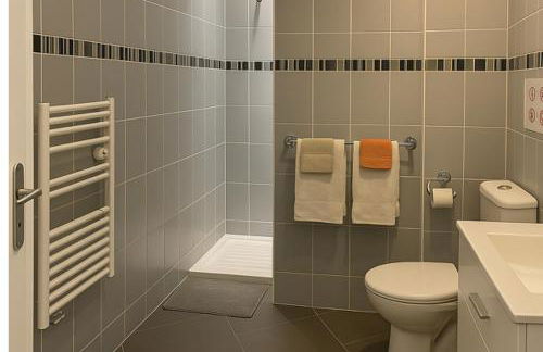 2 pièces dans villa avec piscine parking à 10 mins de Cannes - Foto 17