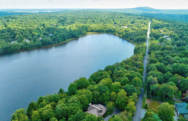 Elk Hollow by Avantstay Lakefront Chalet w/ Game Room & Fire Pit - Photo 55