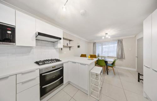 Long-short-stay Medway home with parking, WiFi &pool table - Foto 10