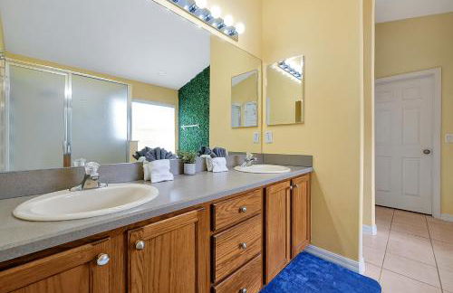 5BR Cottage w Pool & Hot Tub Near Disney - Foto 31