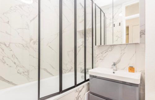 Central London 2-Bed Apartment with Balcony & London Eye & Big Ben Views - Photo 6