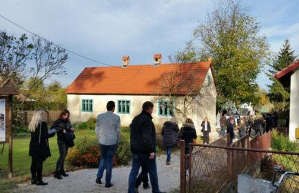 Old house by the stream - Photo 35