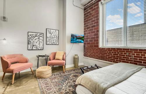 Stunning Downtown Studio with Rooftop Patio - Photo 3
