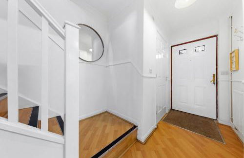 Cozylease 3 Bedroom Canary Wharf Family,Workcation, Fast WiFi, Workspace,1 stop to City - Photo 46