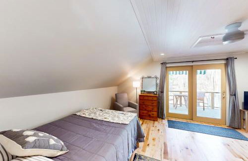 1 Mi to Crystal Lake! Couples Retreat with Deck - Photo 15