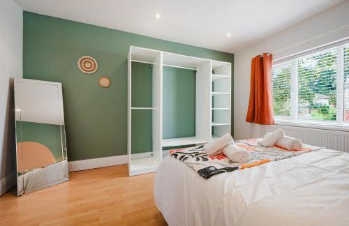 Bright 4BR Home with Garden with Free Parking and Sleeps up to 9 - Foto 23