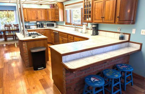 NEW! The Lighthouse - Cute, Large, and Lakefront! - Foto 15