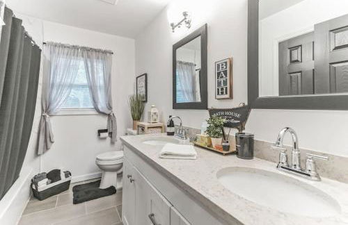 Retro Cumberland 2-Story Hangout near Six Flags - Foto 14