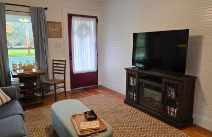 Charming Downtown Bungalow I Explore-Shop-Eat - Foto 14