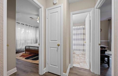 Artist Retreat at Cypress Creek - Hotub - Sleeps 9 - Photo 37