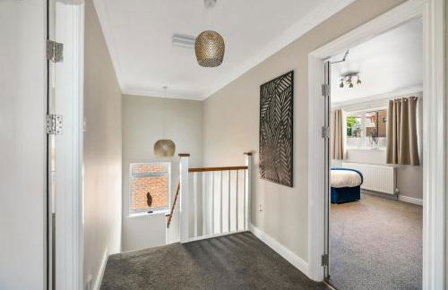 Stylish 5-Bedroom House, Accommodates 10, Fast Wi-Fi & Private Garden - Foto 39