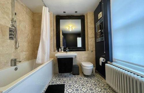 Gorgeous 2 bedroom apartment edge of Cabot Circus - Foto 15