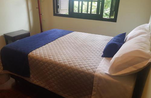 CASA COMPLETA, CENTRO, 4 Qtos, Wi-Fi, 130m quadrados, 4 Camas Casal, Churrasqueira e Apetrechos, Vasto Quintal e Varanda nos Fundos, 2 Banheiros, 9 Pessoas, Área Frontal, Garagem Coberta, Estacionamento Interno 2 Carros, Fogão a Lenha - Foto 16