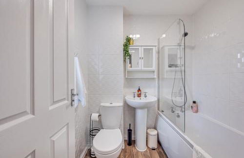 Oakbridge House - 6 mins drive to CMK - Free Parking, Fast WiFi, Smart TVs with Sky and Netflix by Yoko Property - Foto 23