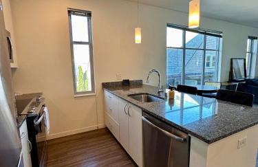 East Side Luxury 1BR Apt - Near Brady and Fiserv with Balcony - Foto 7