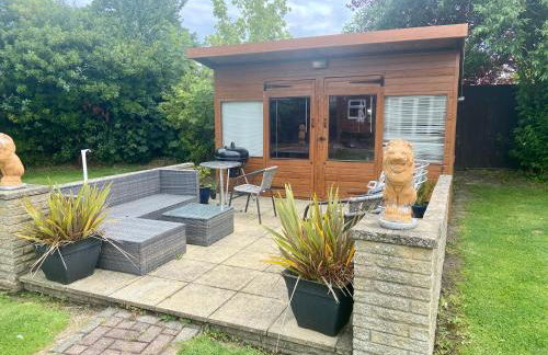 BeRo Bungalow with a hot tub & a large garden! - Foto 37