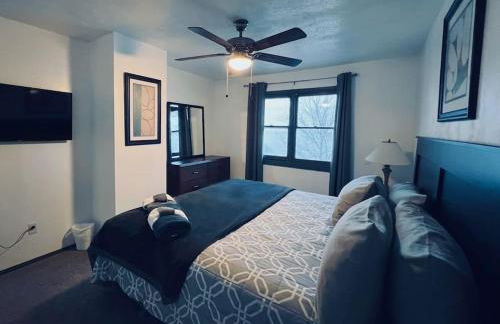 5 Bedroom Lakeside Home Sleeps 12 - Shared Lake Access, Large Yard, Central Air, Fire Pit, Horseshoes & More! - Foto 24