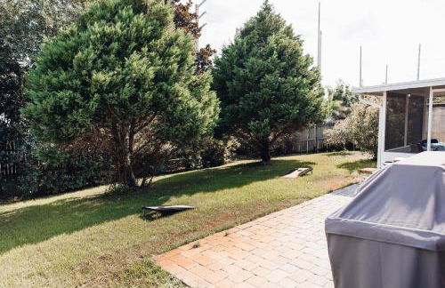 Golden Hour Getaway- Guest Favorite, 2 Min to Beach, Seasonal Pool & Arcade - Foto 9