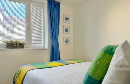 Central Apartment with 75inch TV Netflix - Photo 9