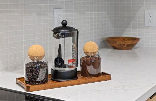 Skyline View, Pool, Gym, Balcony's, Walk to BWay! - Foto 11