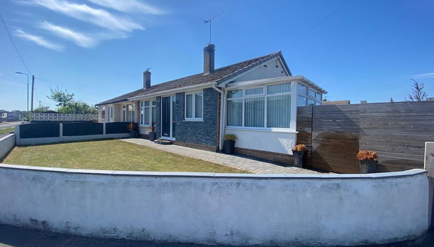 Prestatyn 2-Bed Bungalow Sleeps 5 with Hot Tub - Foto 2, Imagem principal