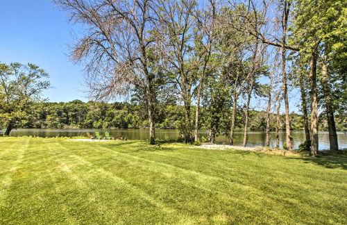 Family Home with Deck, Yard, Dock on Rock River - Foto 38