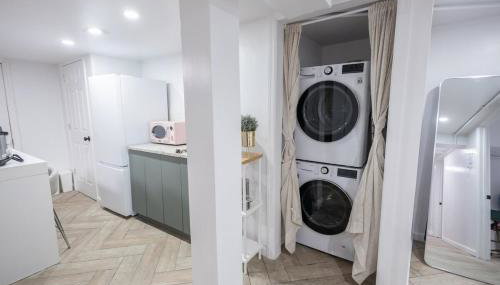 Retro 2 bedroom basement APT with free street parking - Foto 2