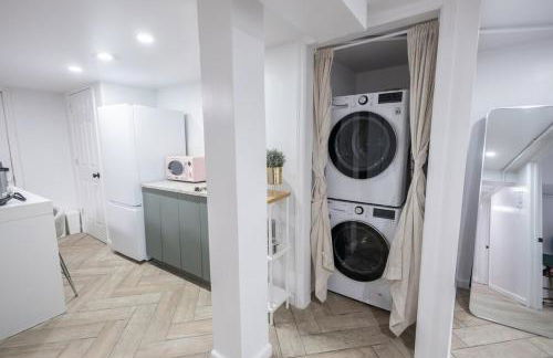 Retro 2 bedroom basement APT with free parking - Foto 2