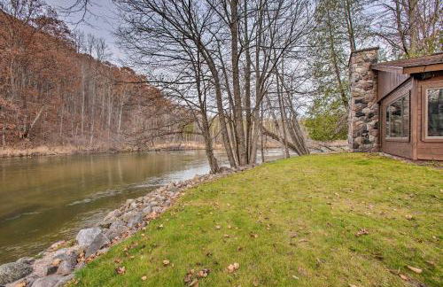 Riverfront Manton Cabin with Pool Table and Fire Pit! - Foto 29